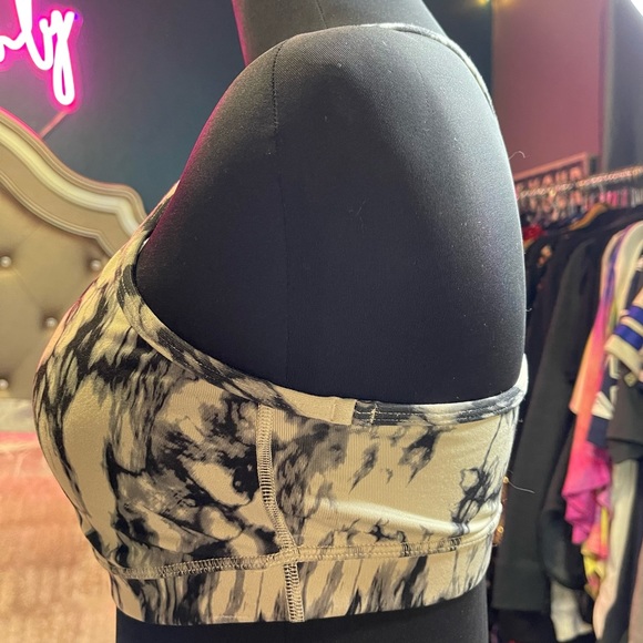 Lululemon Flow Y Bra IV
Great Granite Black Mojave Tan
Size 8 - Picture 11 of 12